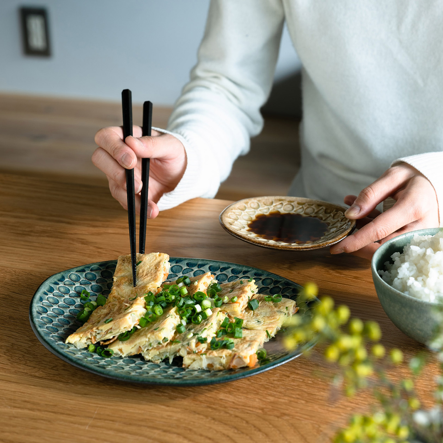 落ち着いた色合いの信楽焼の大皿に盛りつけられた和食の料理