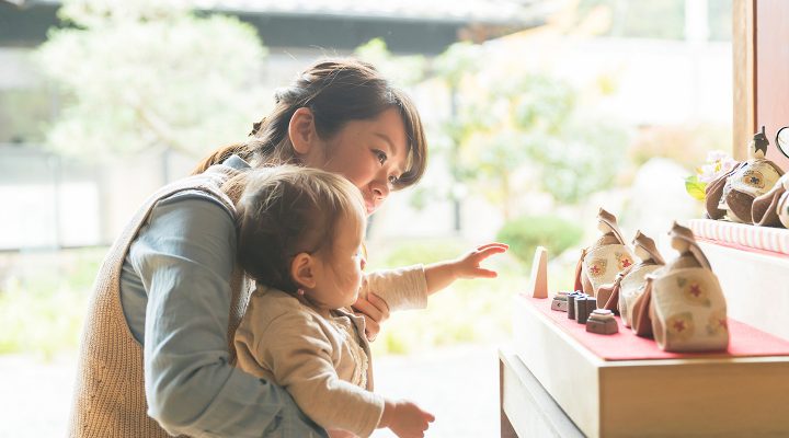 初節句に購入した雛人形を眺める母と娘